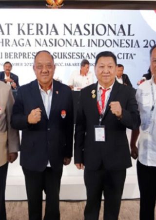 Ketua KONI Pusat, Marciano Norman bersama para pengurus cabor baru yang masuk menjadi anggota KONI