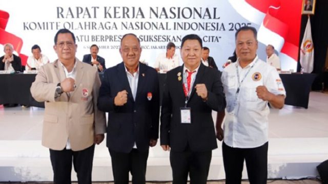 Ketua KONI Pusat, Marciano Norman bersama para pengurus cabor baru yang masuk menjadi anggota KONI
