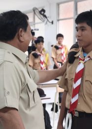 Presiden Prabowo saat menyapa salah satu sisawa Sekolah Rakyat Margaguna, Jakarta