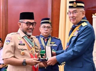 Gubernur Al Haris diwakili oleh Sekretaris Daerah Provinsi Jambi, Dr. H. Sudirman menerima penghargaan Bintang Semangat Rimba (Emas) dari Persekutuan Pengakap Malaysia (PPM) 