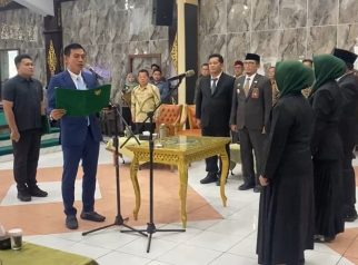 Bupati Batang Hari, Muhammad Fadhil Arief saat melantik dan mengambil sumpah jabatan sejumlah pejabat administrator dan pejabat fungsional tertentu di lingkungan Pemerintah Kabupaten Batang Hari