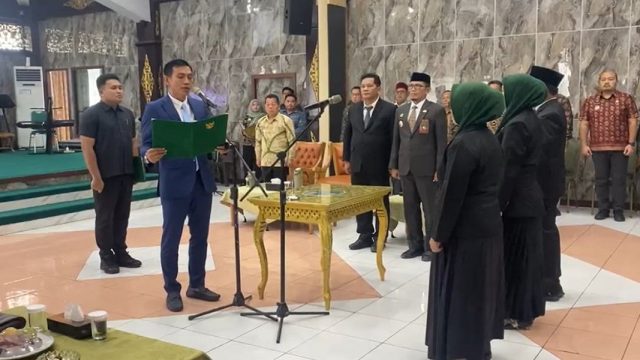 Bupati Batang Hari, Muhammad Fadhil Arief saat melantik dan mengambil sumpah jabatan sejumlah pejabat administrator dan pejabat fungsional tertentu di lingkungan Pemerintah Kabupaten Batang Hari