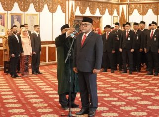 Dr. Sudirman saat menjalani prosesi pelantikan sebagai Komisaris Utama Bank Jambi untuk periode 2026–2030 di Auditorium Rumah Dinas Gubernur Jambi, Senin (27042026)