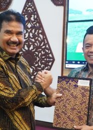 Gubernur Jambi, Al Haris bersama Ketua DPD HKTI Provinsi Jambi, Sutan Adil Hendra