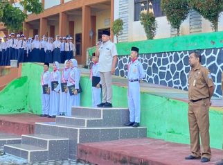 Kakanwil HAM Jambi, Sukiman menjadi pembina upacara bendera di SMPN 5 Kota Jambi, Senin (2842026)