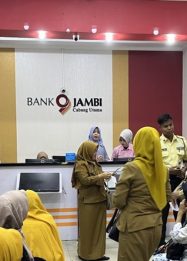 Para Nasabah Mengantri di Layanan Kantor Cabang Utama Bank Jambi