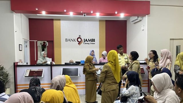 Para Nasabah Mengantri di Layanan Kantor Cabang Utama Bank Jambi