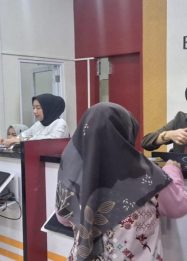 Suasana layanan tarik tunai di Teller KCU Bank Jambi. (Aksesjambi)