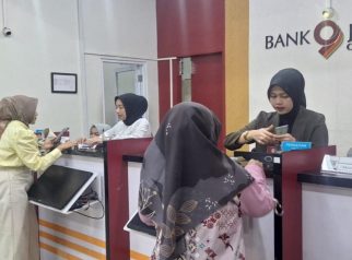 Suasana layanan tarik tunai di Teller KCU Bank Jambi. (Aksesjambi)