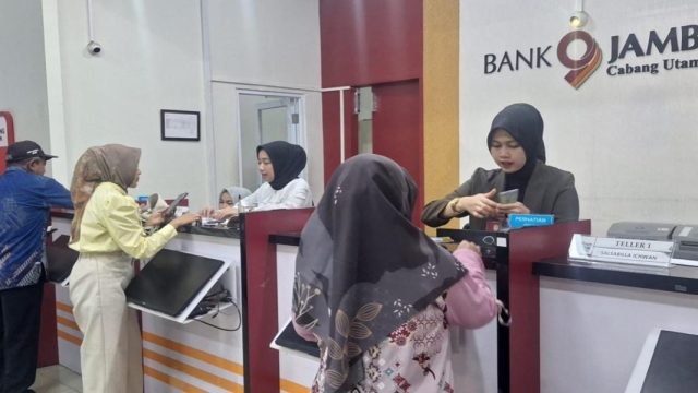 Suasana layanan tarik tunai di Teller KCU Bank Jambi. (Aksesjambi)