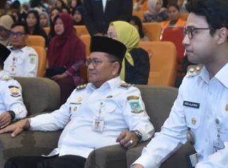 Walikota Jambi Maulana bersama Wakil walikota Jambi, Diza Hazra menghadiri bedah buku berjudul Babad Alas karya Wakil Menteri dalam Negeri Bima Arya Sugiarto