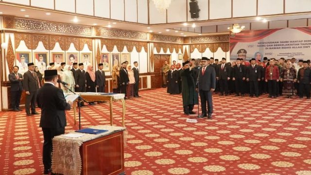 Proses Pelantikan Sudirman yang berlangsung di Auditorium Rumah Dinas Gubernur Jambi pada Senin (27/04/2026)