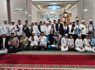 Gubernur Jambi, Al Haris foto bersama pengurus masjid di Masjid Hidayatullah yang berada di kawasan Jalan Penerangan, Bagan Pete, Kecamatan Alam Barajo, Kota Jambi